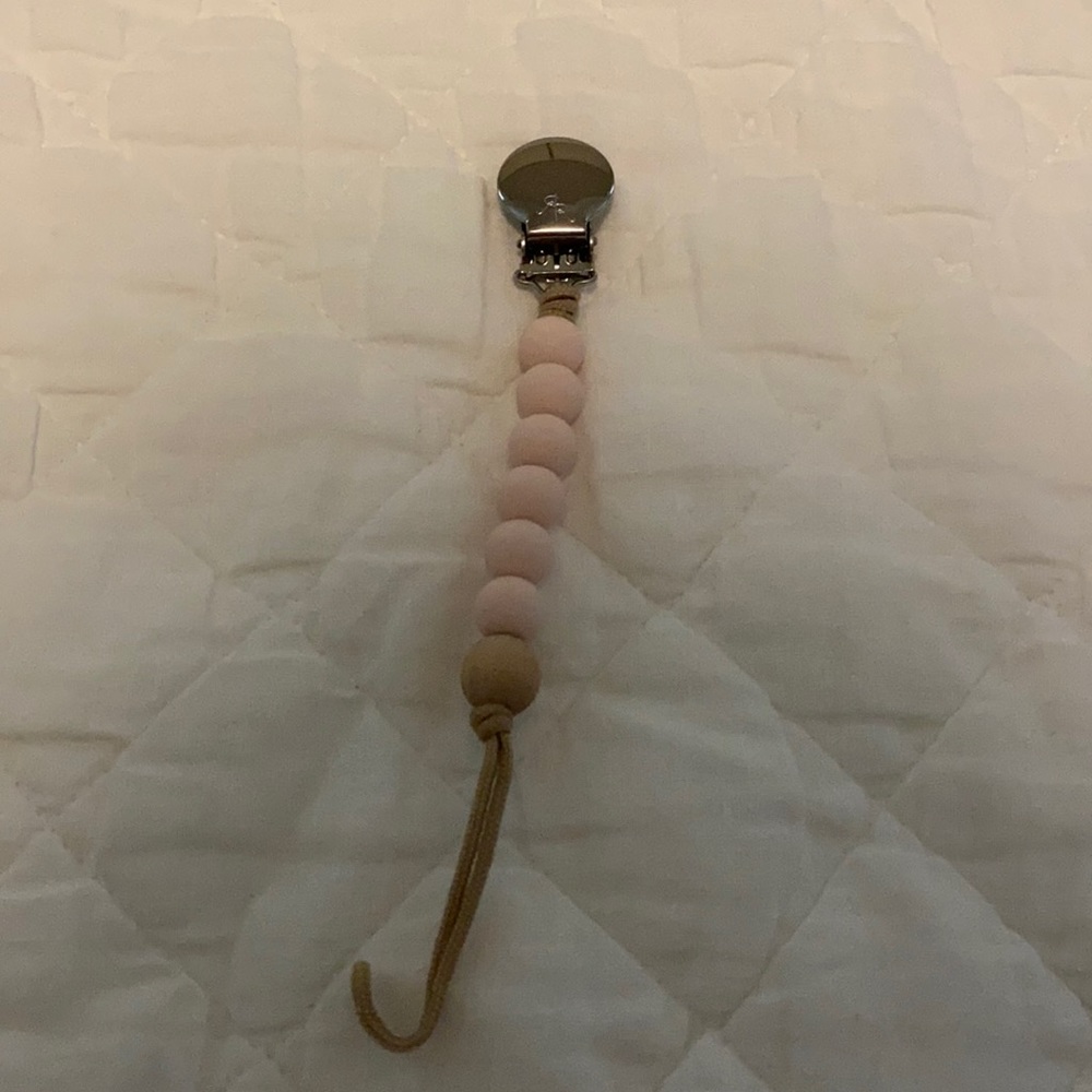 New Ryan & Rose baby pink paci clip